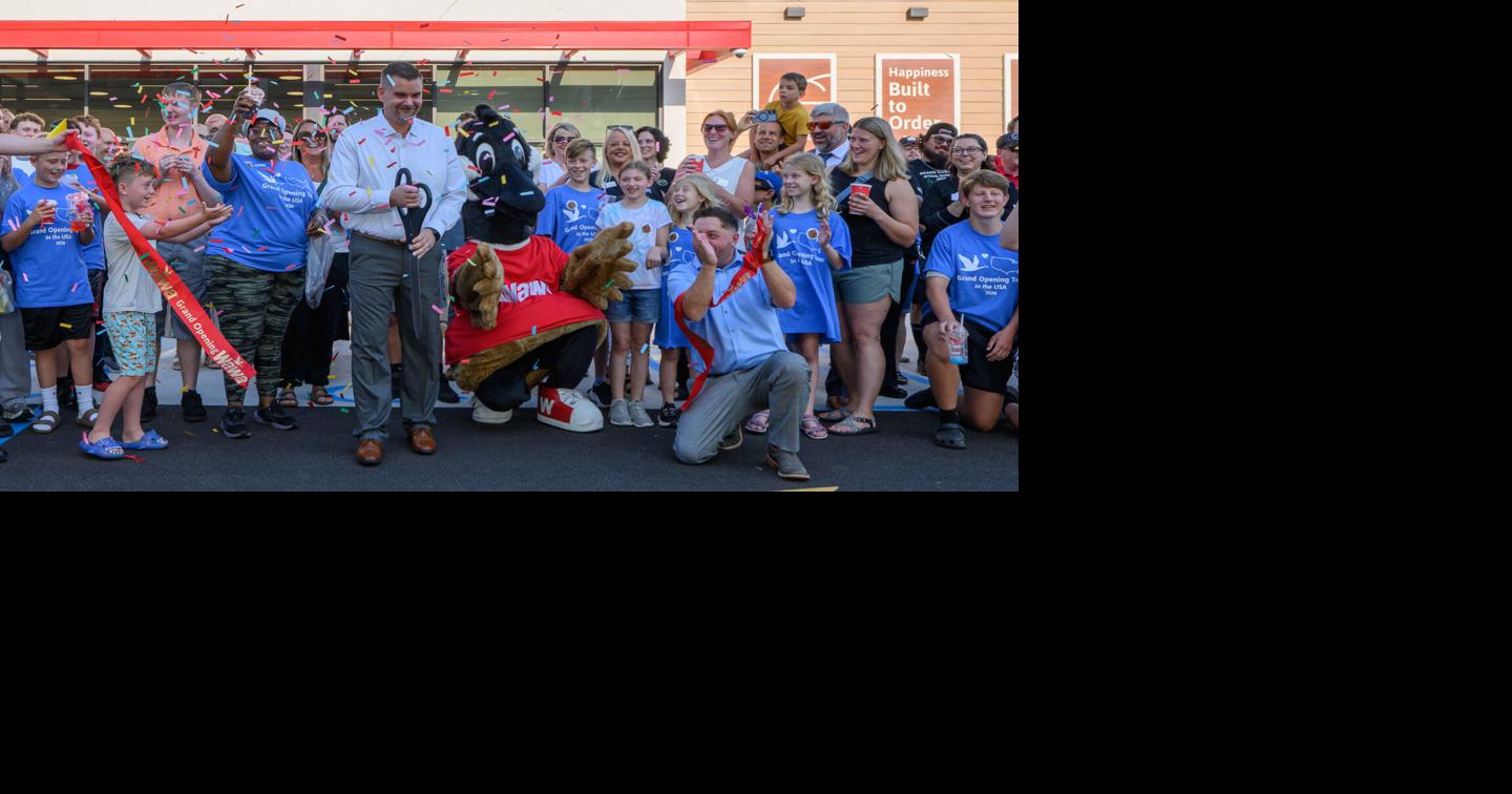 Hundreds turn out for opening of Tipp City Wawa