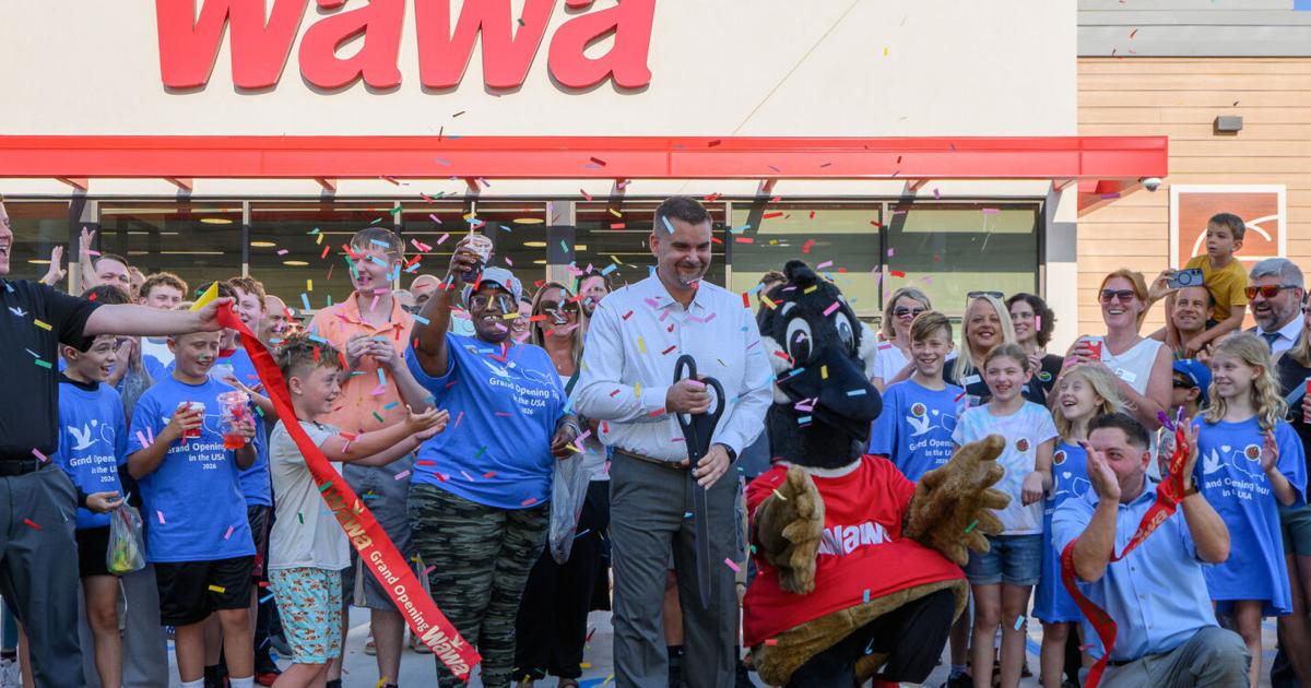 Hundreds turn out for opening of Tipp City Wawa