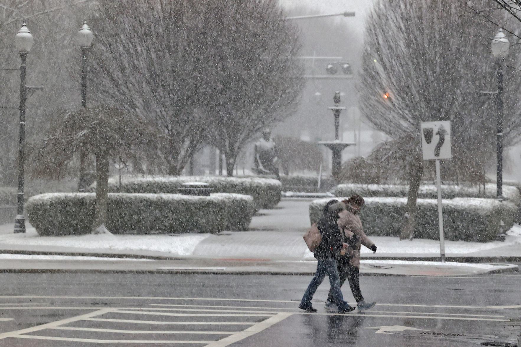 Scattered snow showers, light accumulations possible tonight | Weather ...