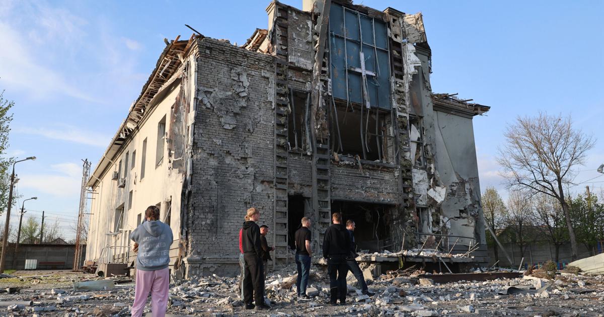 Serangan Rusia menewaskan setidaknya 2 orang saat Ukraina menyerang pabrik drone Rusia