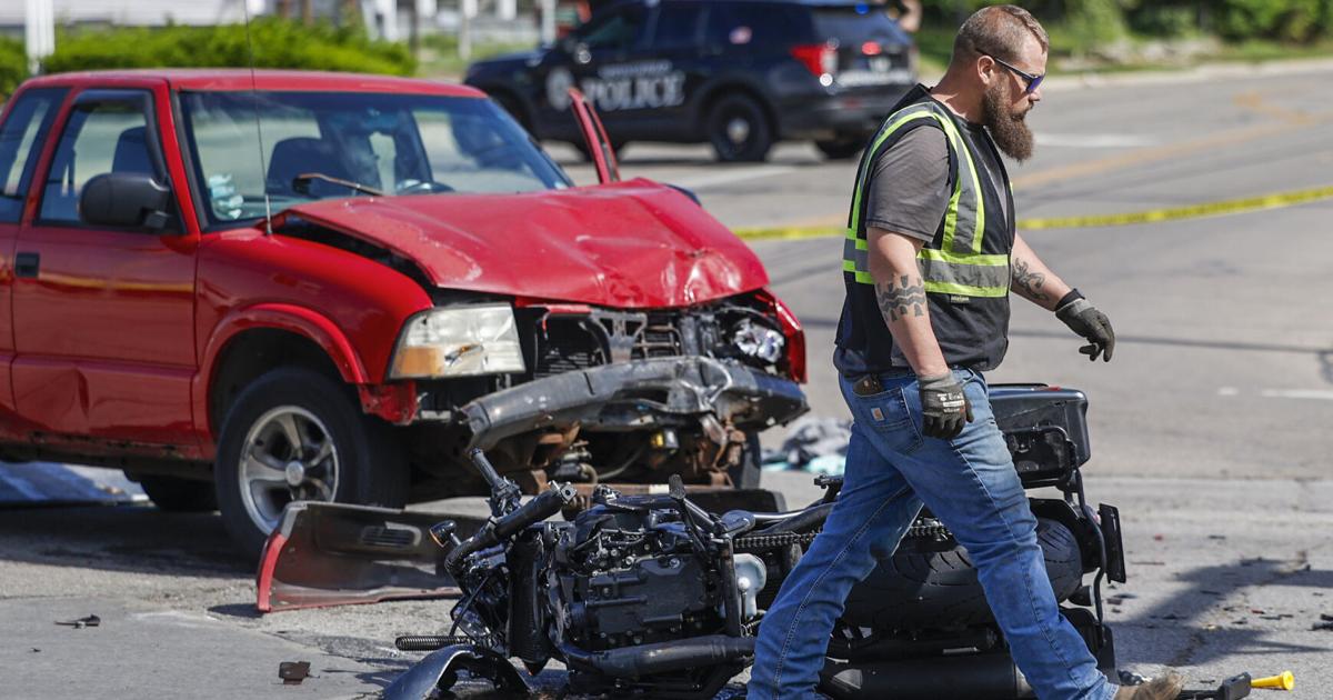 1 killed motorcycle, truck crash in Springfield