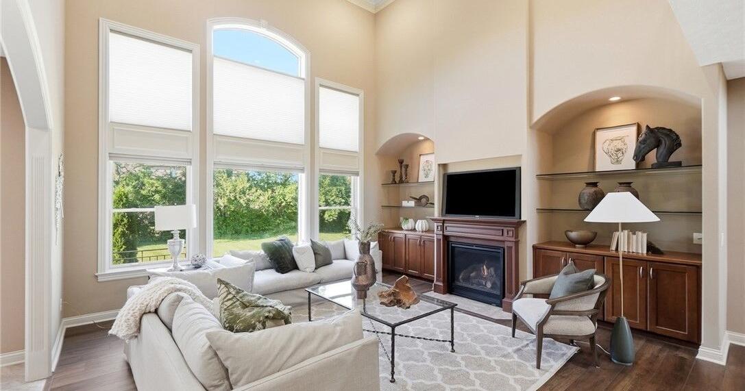$1.0499M Washington Twp. 2-story has a finished walk out basement