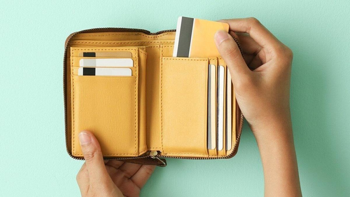 Business credit card vs. personal credit card: 8 key differences to know