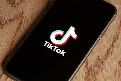 DIY dental“ hacks” have gone viral on TikTok and can range from short tutorials on how to make your own veneers to prying off braces with a spoon.