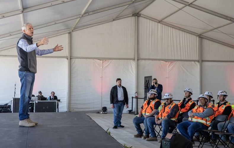 lgaz-20260424-US-Secretary-of-Energy-Chris-Wright-at-QTS-Cedar-Rapids_0013.JPG