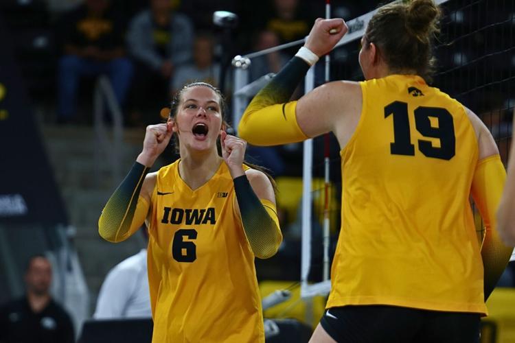 092226-spt-iowa-vb-milwaukee-11 - 1