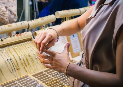 Study: 40% of travelers buy jewelry on vacation. Here's how to do it right.