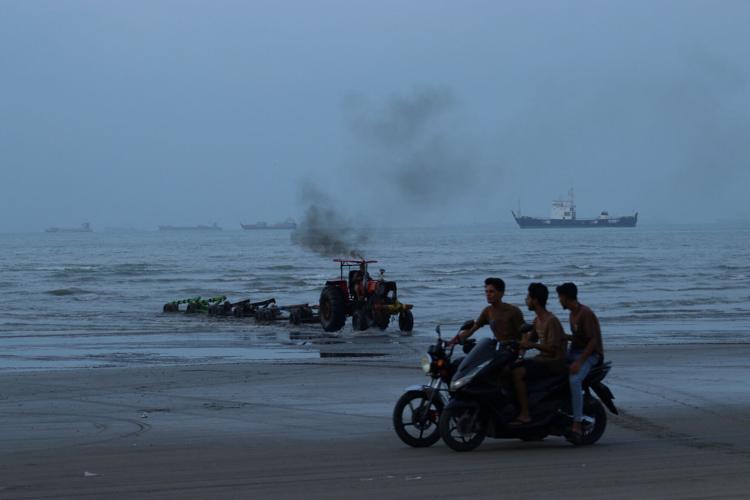 Vessels in the Strait of Hormuz near the beach of Bandar Abbas