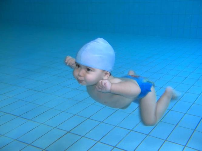 Baby diving during swimming lessons.