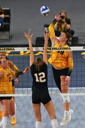 092226-spt-iowa-vb-milwaukee-23 - 1