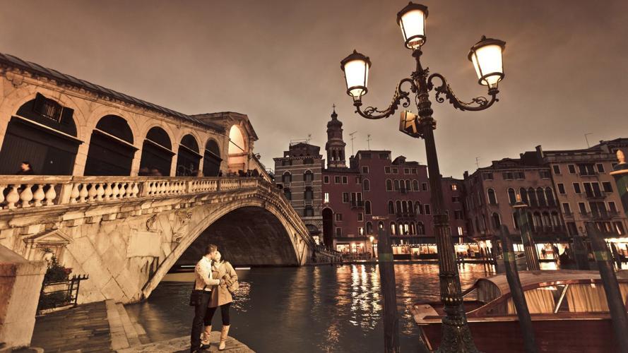 While Venice is mobbed during the day, it becomes empty at night... and travelers who spend the evening here seem to have the city all to themselves.
