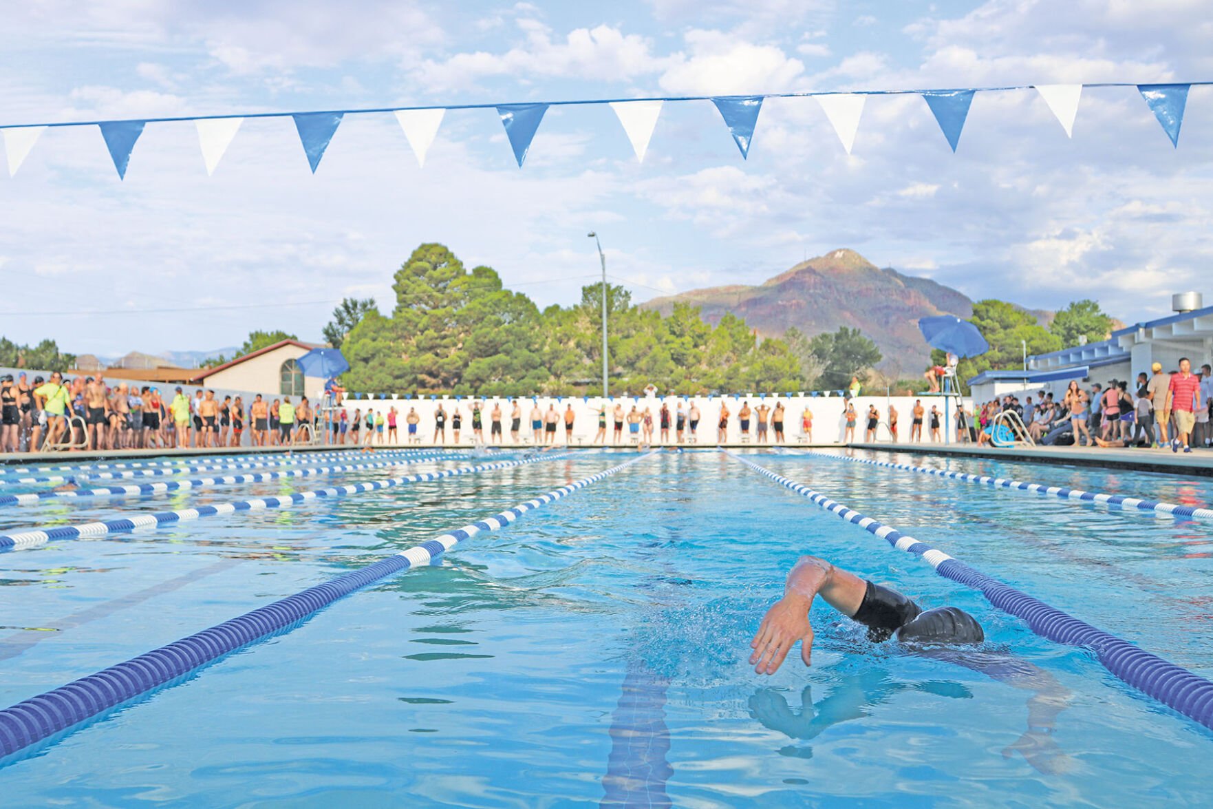 Teilnehmer des Socorro Chile Triathlon an der Startlinie