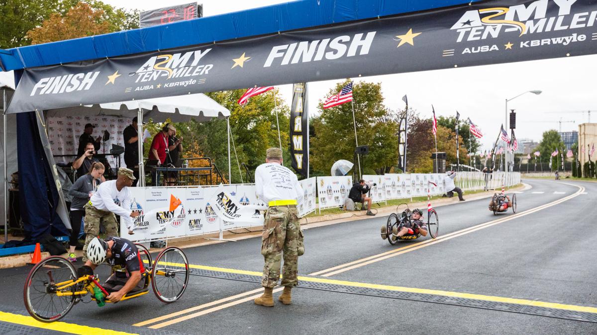 Soldiers pace the field at challenging Army TenMiler Local