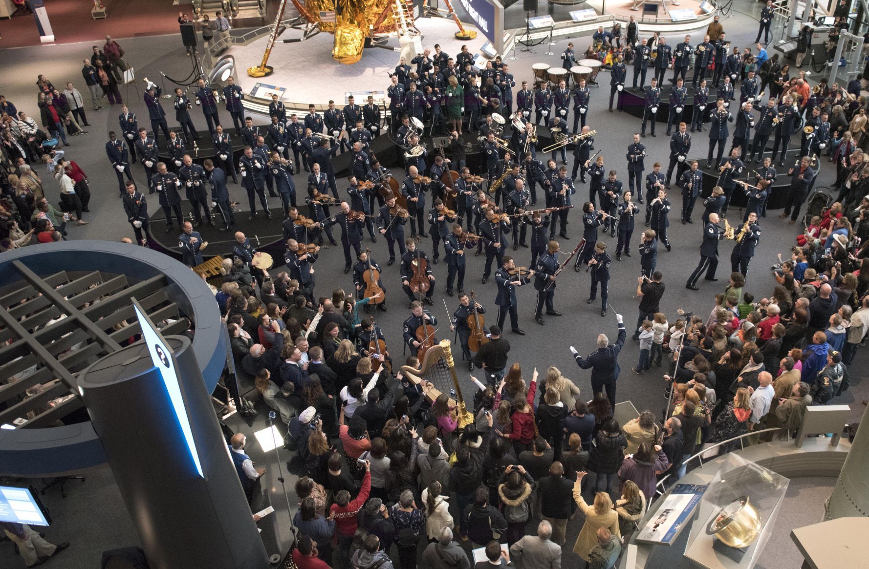 flash mob air force band at smithsonian