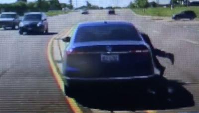 Man jumps into moving car to save driver having a seizure | Odd ...