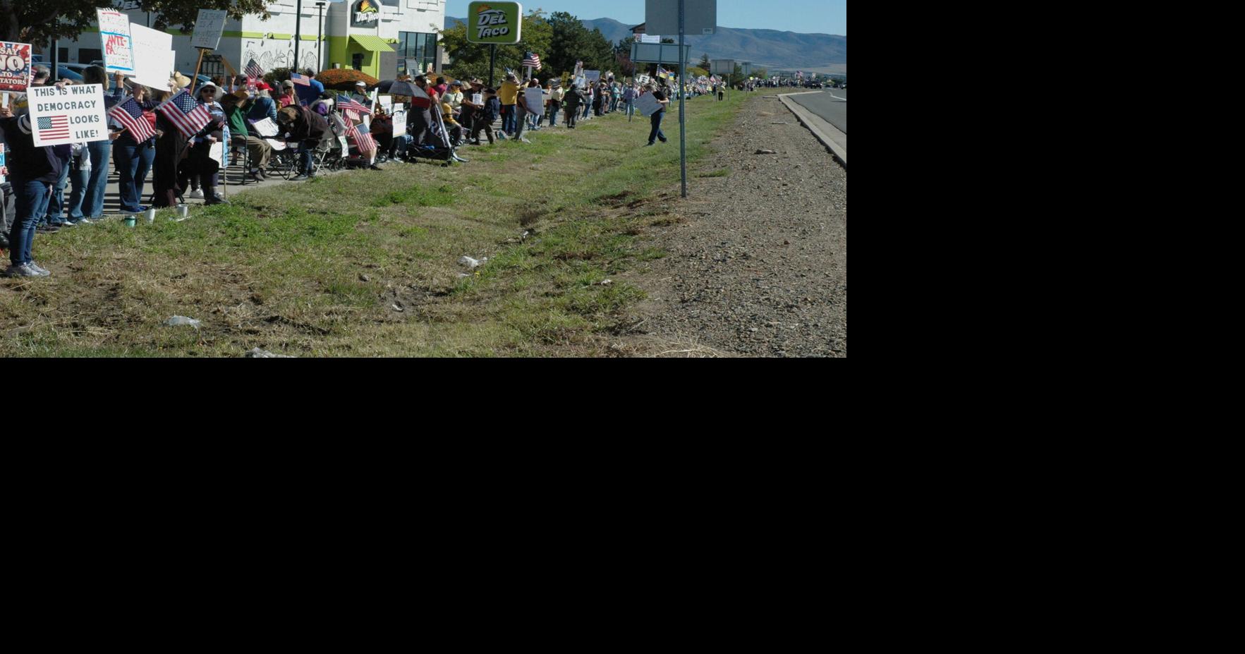 No Kings rally lines Highway 69 in Prescott Valley | News | dcourier.com