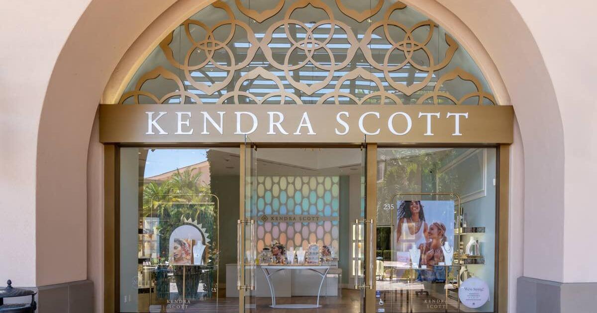 Kendra Scott’s Timeless Pearl Earrings and Necklace Set Adds Harmony to Any Outfit, and It’s 40% Off
