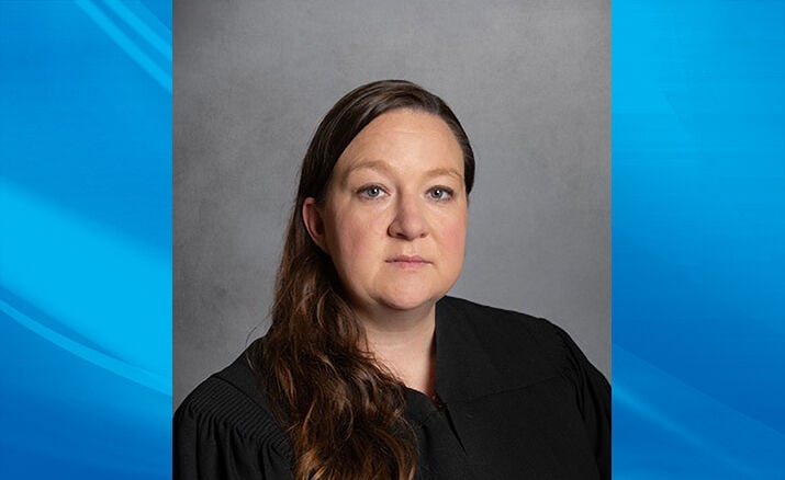 Judge resigns after sheâs caught urinating outside courthouse (video)