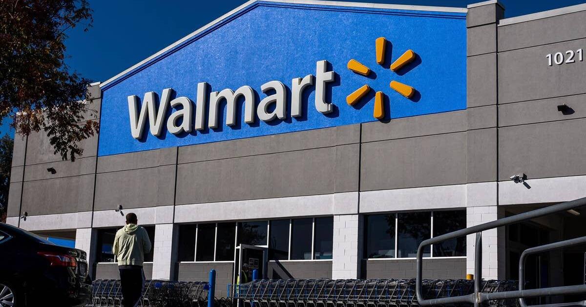 Walmart's top-rated $200 smartwatch is 83% off, and it comes with 7 stylish wristbands