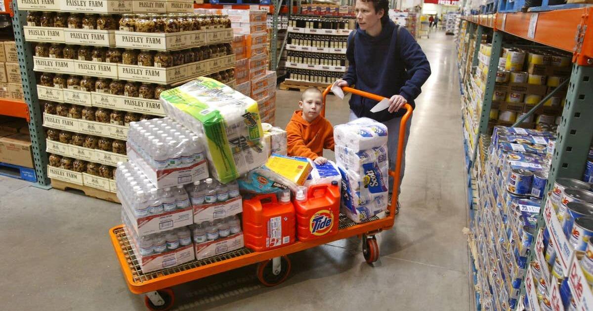 402065-01-chicago-resident-sharon-szafoni-and-her-5-year-old-son-mathew-shop-in-the-bulk-foods-aisle-with-a-large-grocery-cart-march-8-2002-in-a-costco-wholesale-store-in-niles-il-warehouse-retailer-c