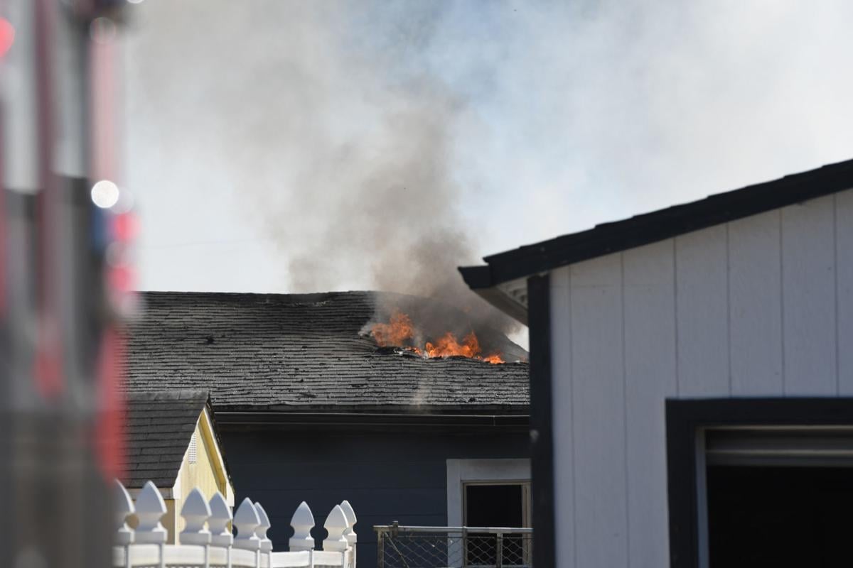 Gallery Firefighters Extinguish a Family's House in Sweet Home