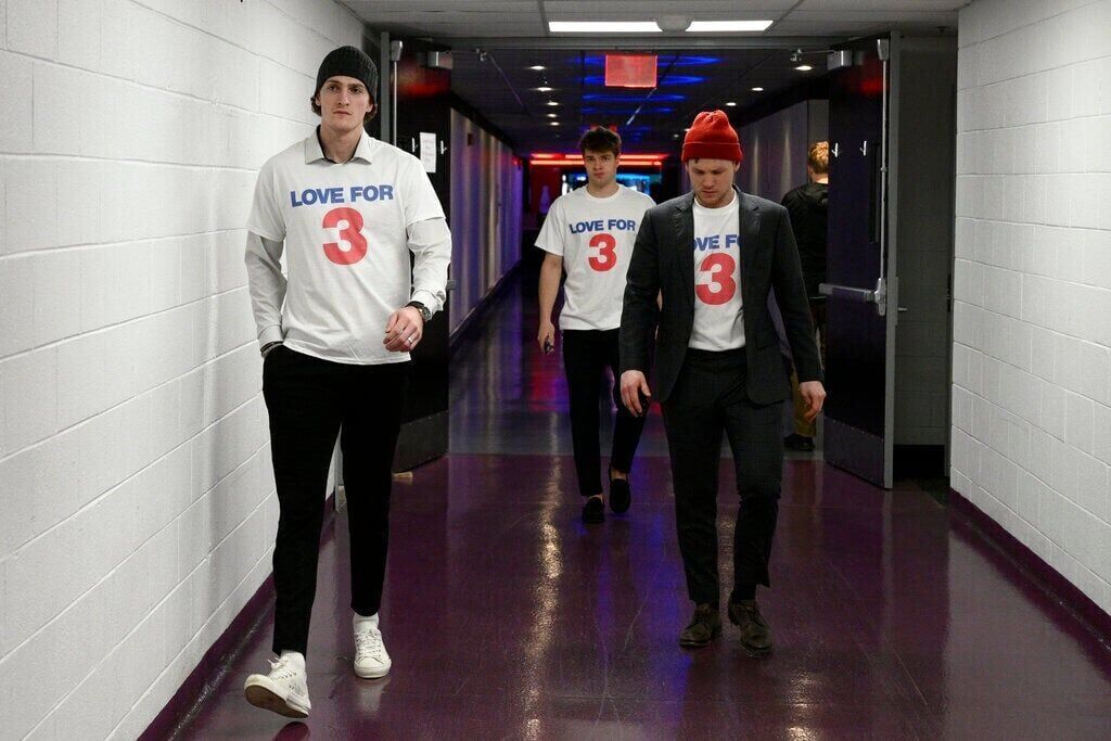 Sabres arrive at arena in 'Love for 3' shirts to honor Damar Hamlin