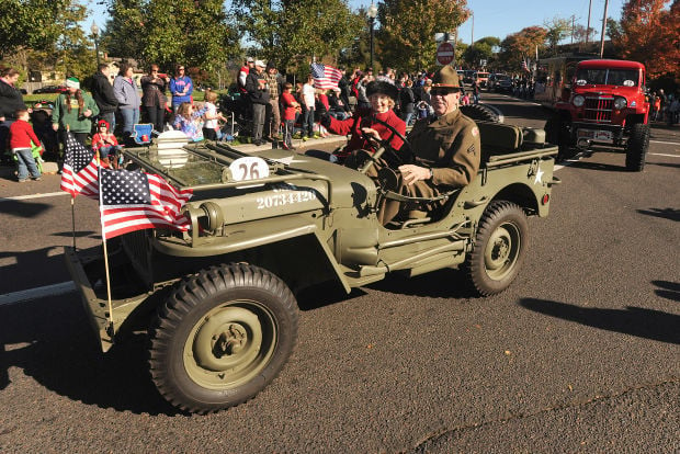 Neighbors surprise 100-year-old Navy veteran with birthday parade