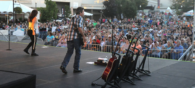 Jo Dee Messina opens Linn County Fair