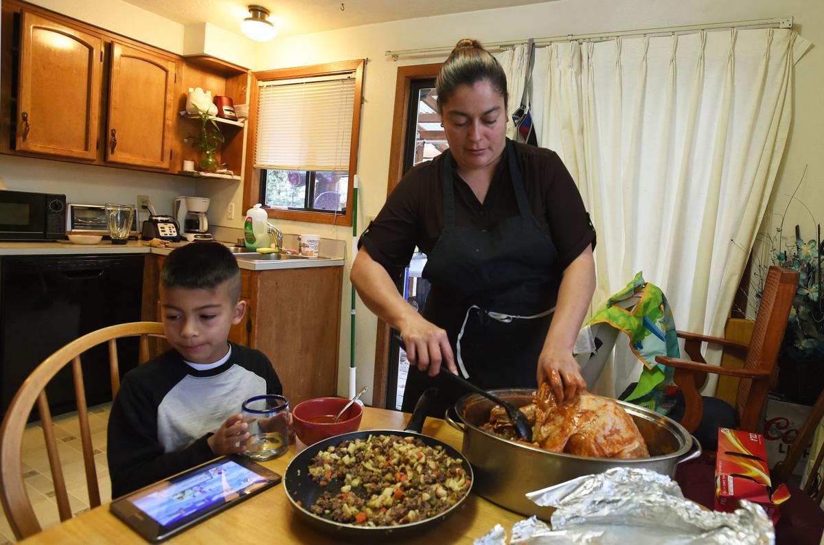 112516-cgt-nws-thanksgiving-dinner-gv01.jpg
