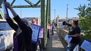 Linn County Mental Health workers union picket