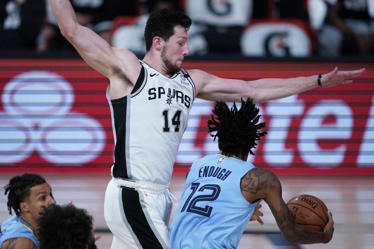 San Antonio Spurs: Three players Drew Eubanks should study in his free time