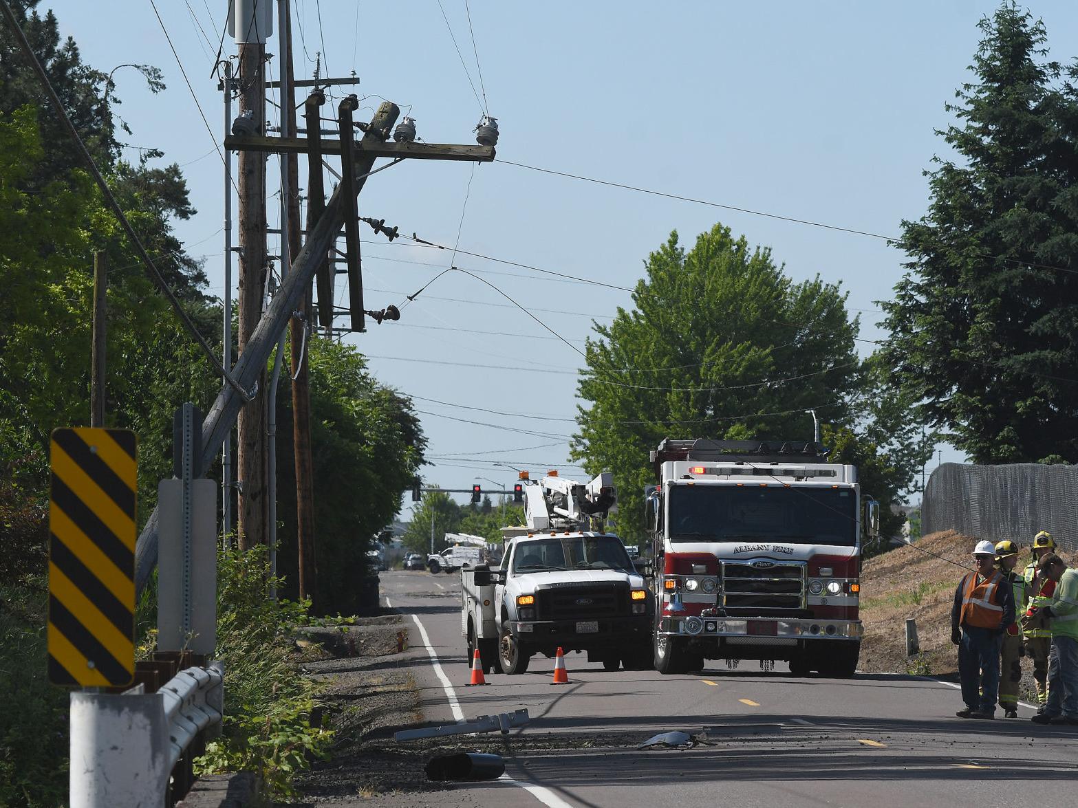 Truck Hits Power Pole Causes Outage Near Albany Local Democratherald Com