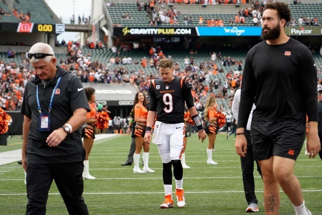 Cincinnati Bengals quarterback Joe Burrow (9) checks on Tee Higgins (85)  after Higgins was hurt on a play during the first half of an NFL football  game against the New York Jets