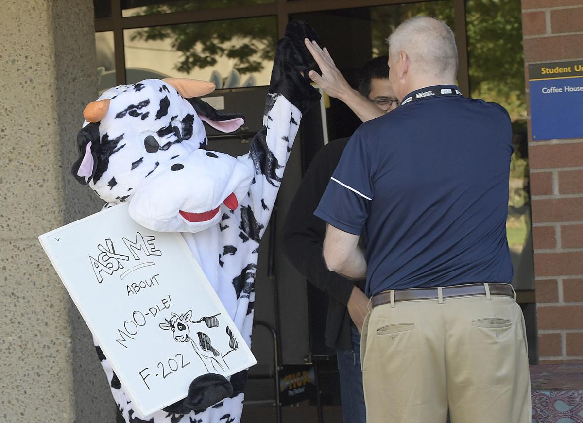 Lbcc Holds Moo Ving Welcome Day Education Democratherald Com