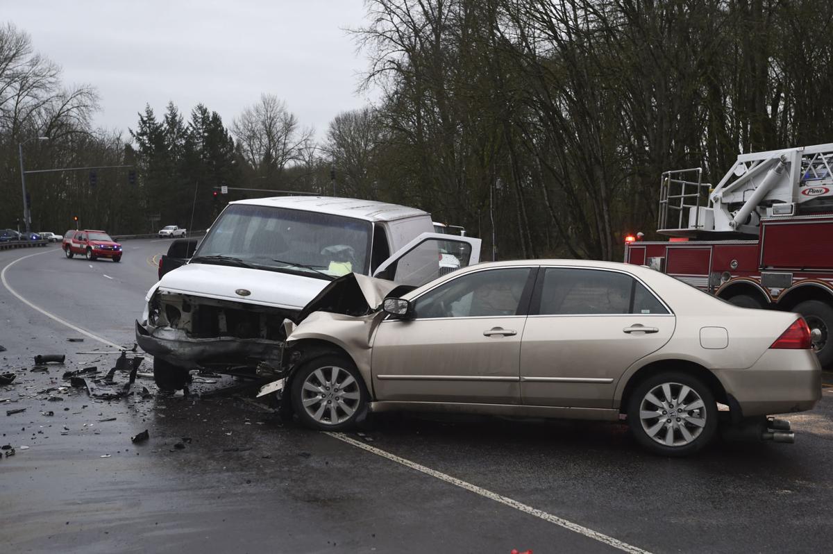 Threecar crash in North Albany leaves three injured Local