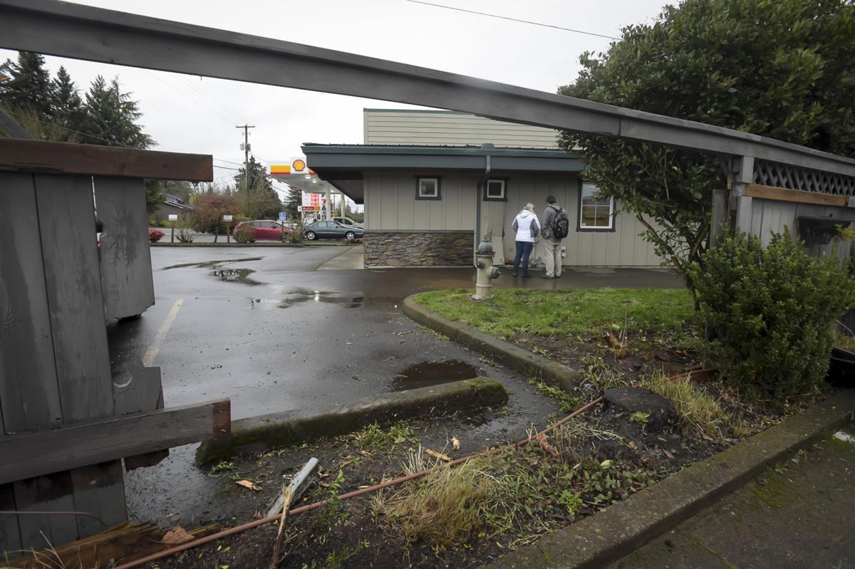 Man allegedly flees police, crashes car into Corvallis animal clinic
