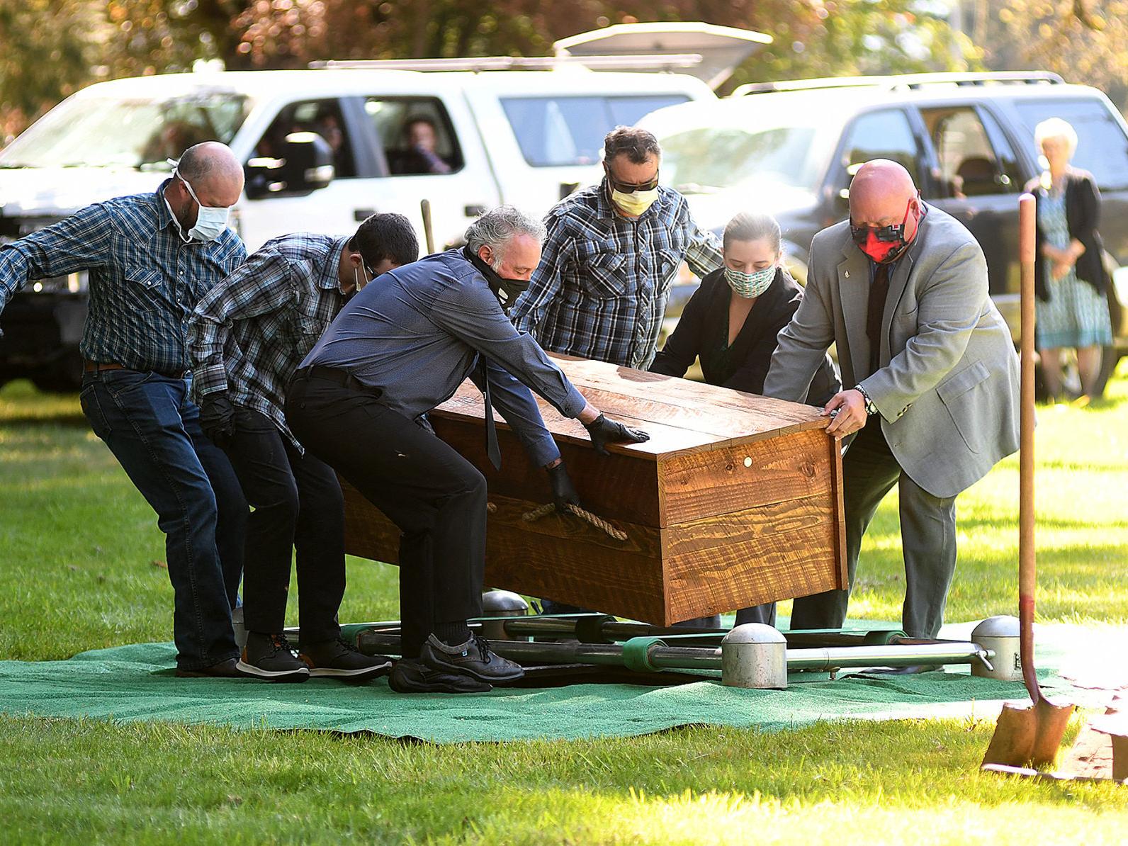 உங்களுக்கான கனவுகளும் பலன்களும் பகுதி 28 13 Grieving families, funeral homes walk new ground in COVID-19 times | News |  democratherald.com