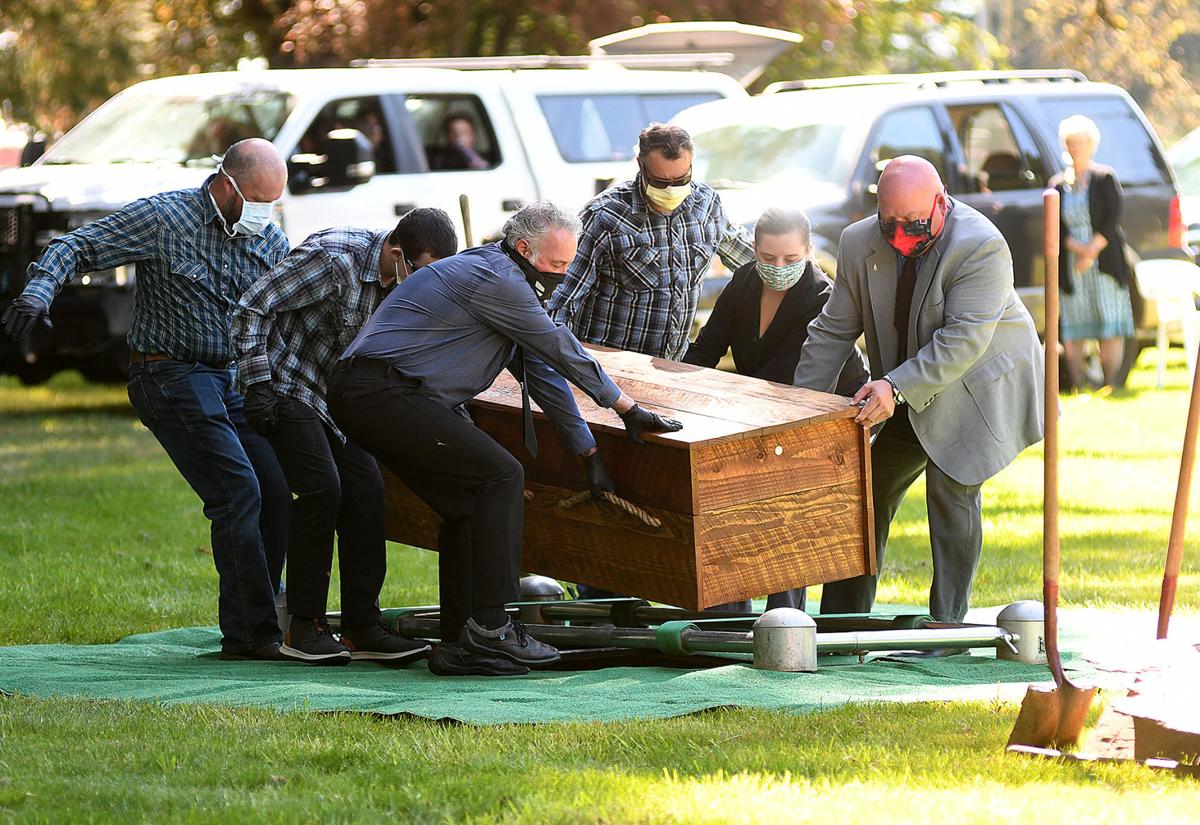 Grieving Families Funeral Homes Walk New Ground In Covid 19 Times News Democratherald Com