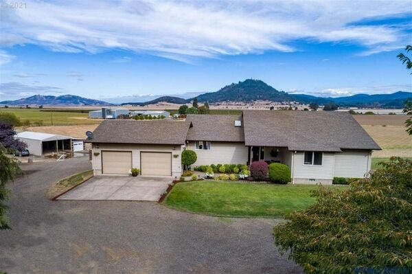 4 Bedroom Home in Shedd - $745,000