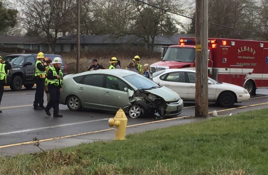 Two-vehicle crash closes lane of Queen Ave.