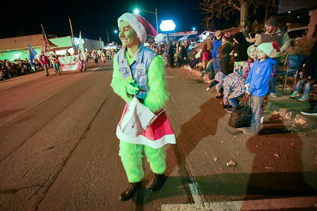 Corvallis Christmas Parade Theme 2022 A Night Among The Lights: Corvallis Gets Into The Holiday Spirit With Christmas  Parade | Local | Democratherald.com