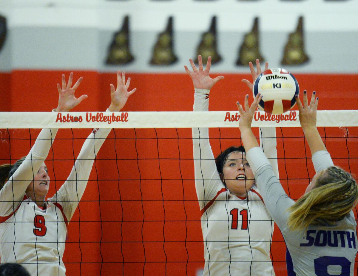 201001_ET_CRU_VOLLEYBALL_1.JPG