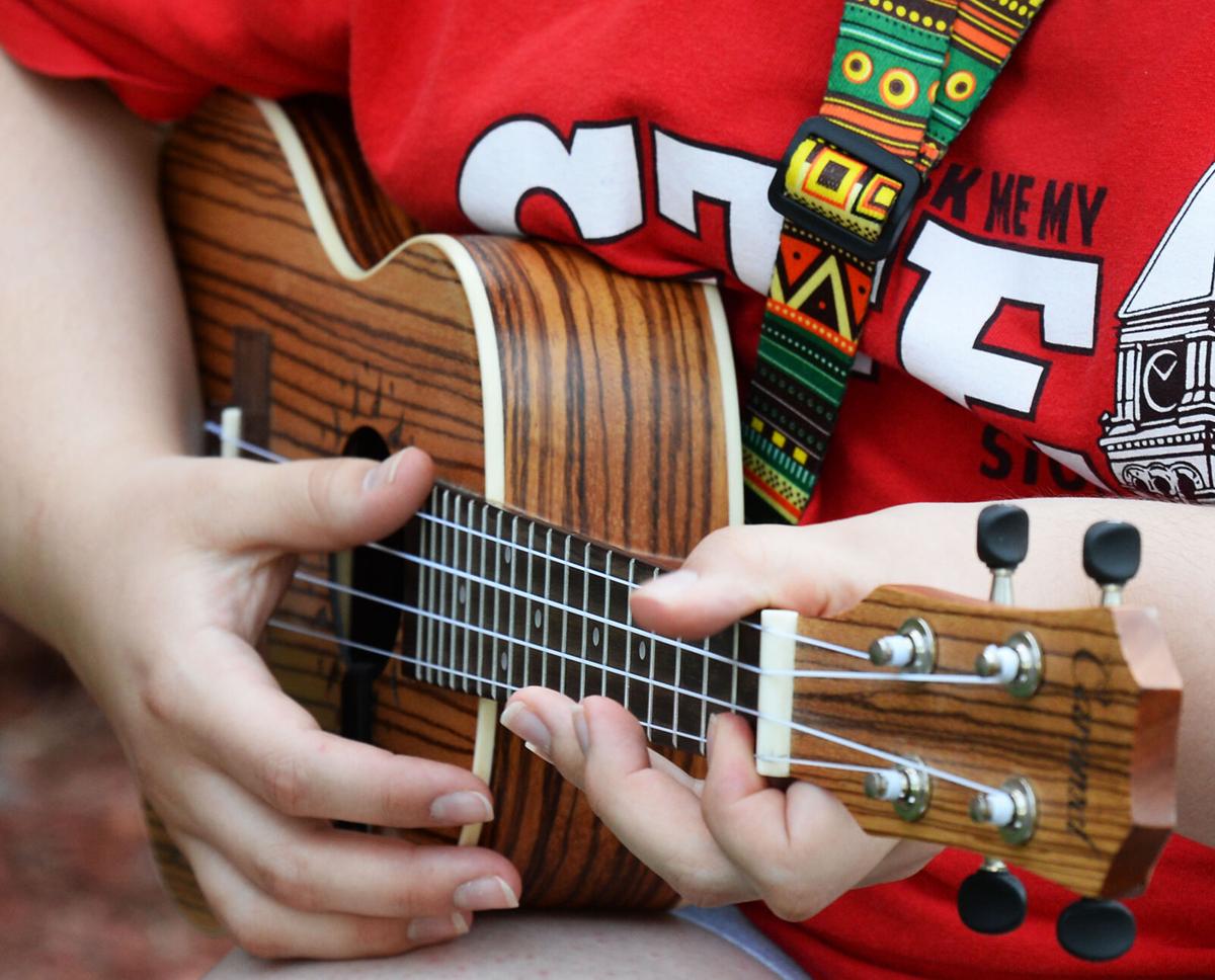 200805_ET_CRU_UKULELE_1.jpg