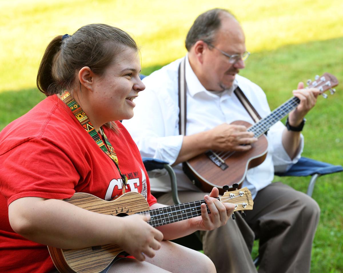 200805_ET_CRU_UKULELE_2.jpg