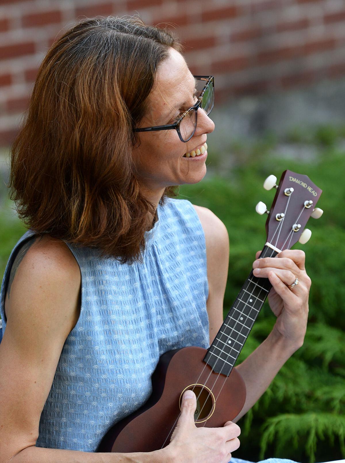 200805_ET_CRU_UKULELE_3.jpg