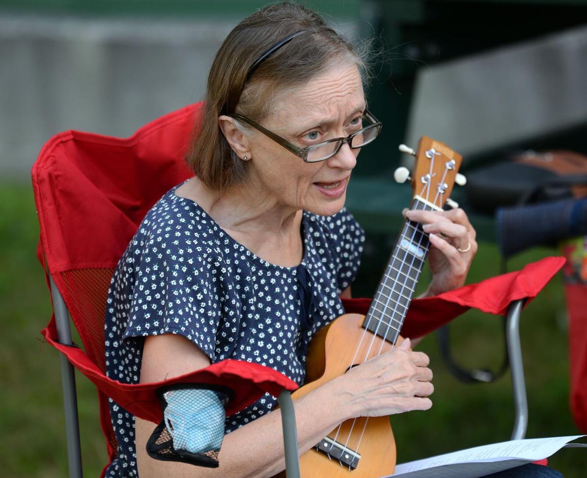 200805_ET_CRU_UKULELE_4.jpg