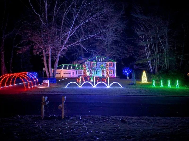 Holiday light display shines bright in Londonderry Londonderry