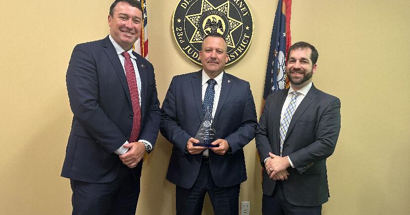 Barton recognizes MBI captain for help in arrest of former Southaven officer involved in auto theft - Vimarsana News