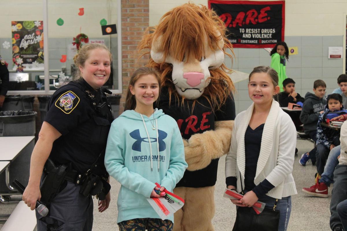 Holabird students learn decisionmaking skills in DARE program Local