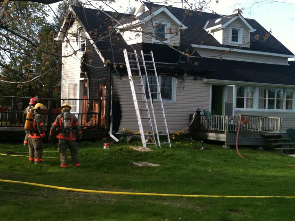 Clarington firefighters battle dinnerhour blaze